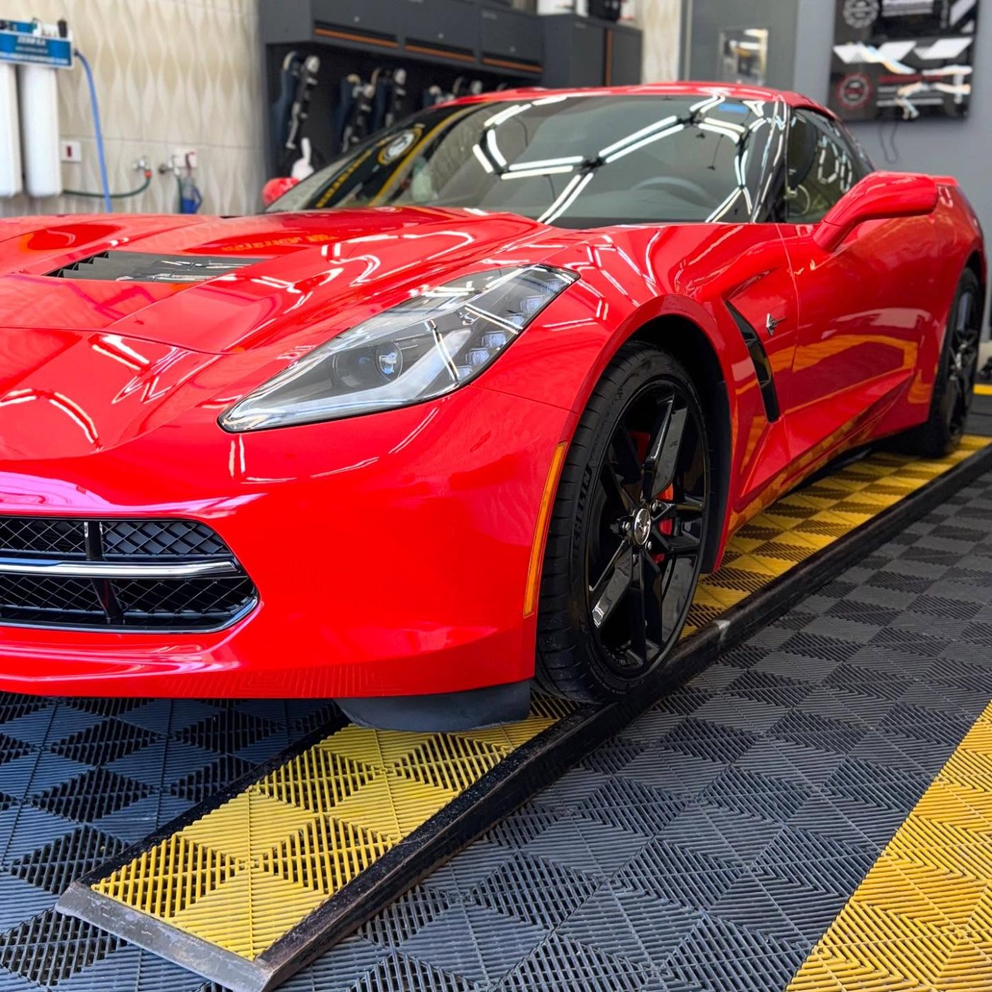 Corvette vermelho sobre o piso amarelo e preto