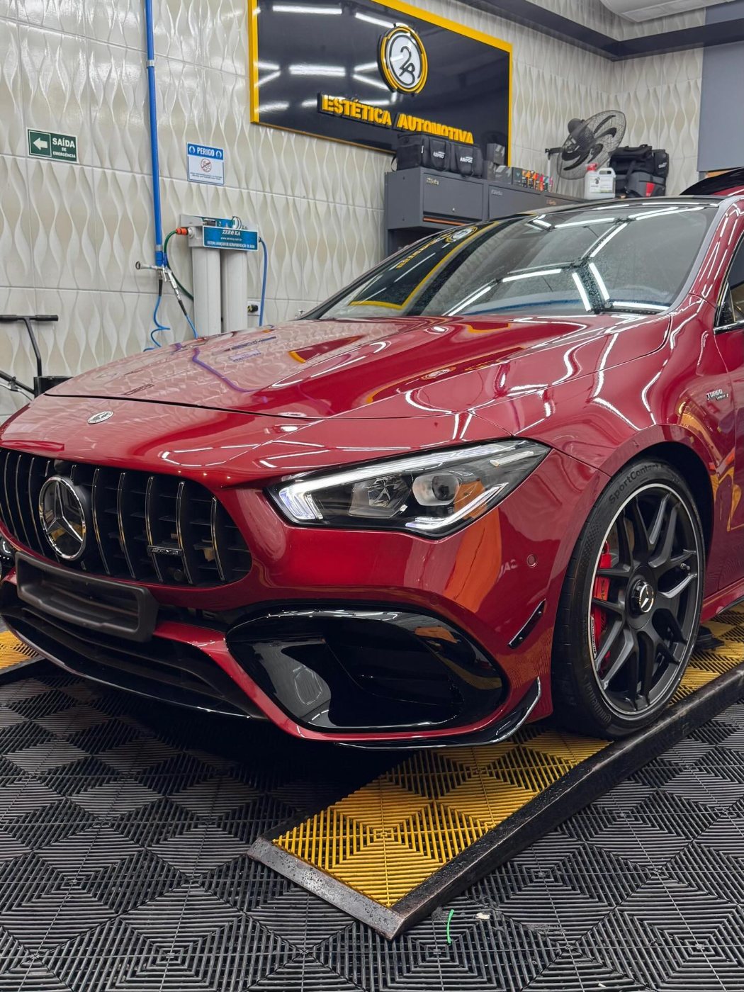 Mercedes CLA 45 AMG vermelha